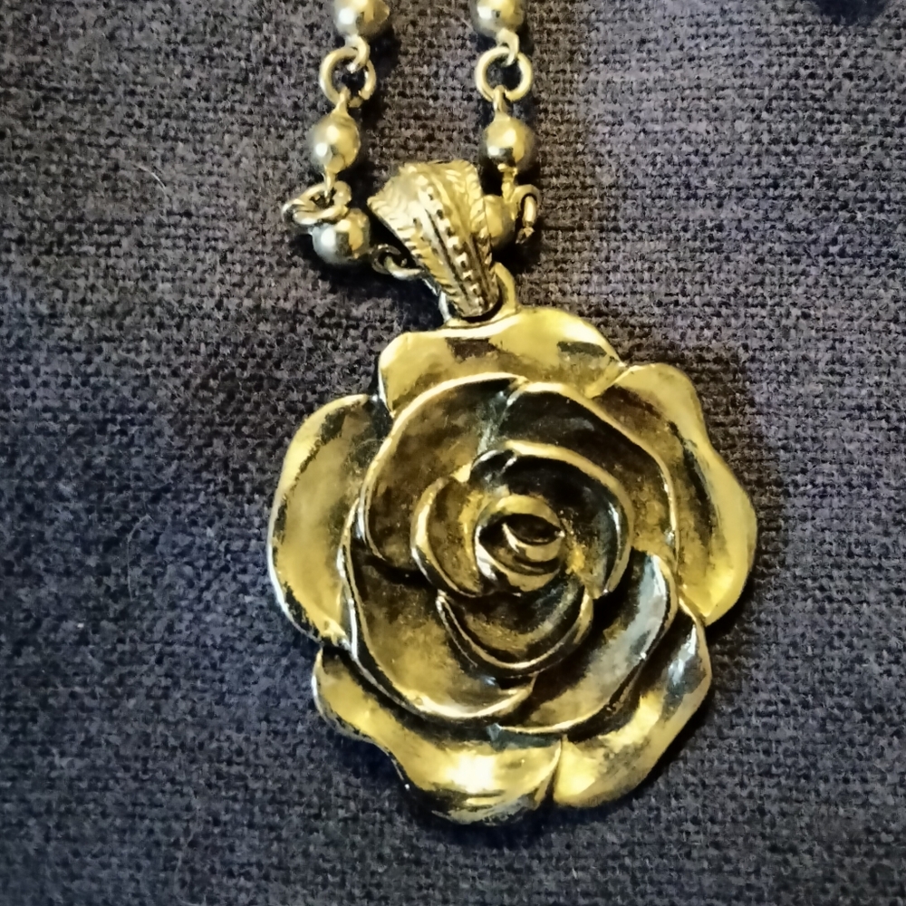 3 for💲25🌟silver-tone sculptural rose rosette pendant necklace 1928/2028 brand